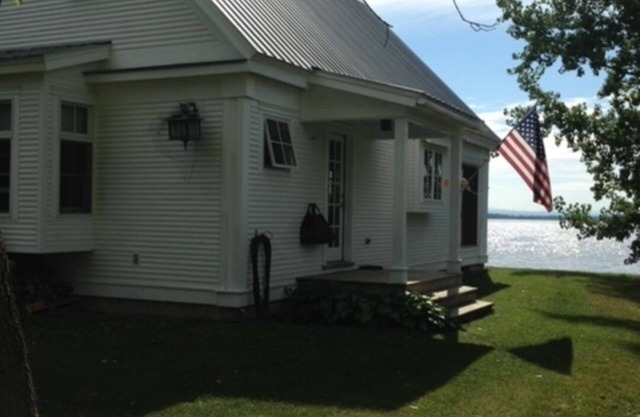 LAKE CHAMPLAIN CONTEMPORARY COTTAGE!
