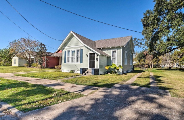 Lake Charles Cottage w/Fireplace & Yard!