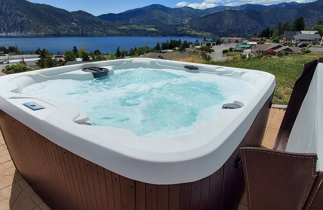 Lake Chelan Getaway! Private pool/hottub with an amazing Lake Chelan view!n
