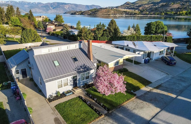 Lake Chelan Vacation Rental with private pool and hot tub, sleeps up to 12