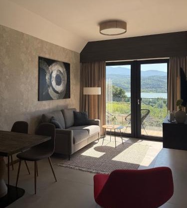 Lake Chill Sosnówka panorama na góry i zalew