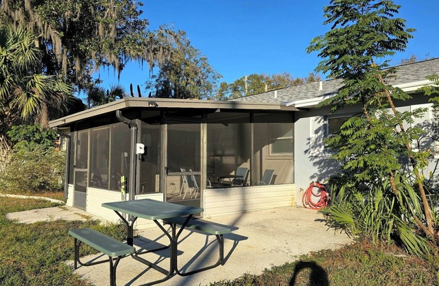 Lake Community, Equestrian, Screen Patio, fishing, boating, sleeps 6, game room.