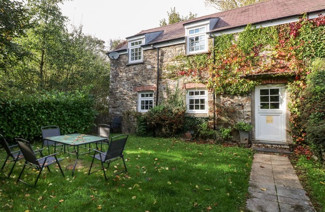 LAKE COTTAGE, pet friendly, character holiday cottage in Maenclochog