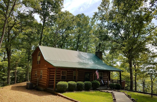 Lake Cumberland custom log cabin home on 32 wooded acres