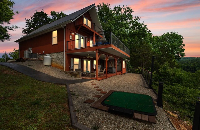 LAKE CUMBERLAND LUXURY~ LAKE VIEWS, HOT TUB, GOLF PAD, AND MORE. SLEEPS 12+