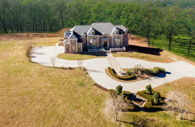 Lake Cumberland's Clubhouse Luxury Pool Estate