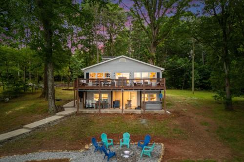 Lake Days by AvantStay Hot Tub Firepit Game Room Private Dock Access