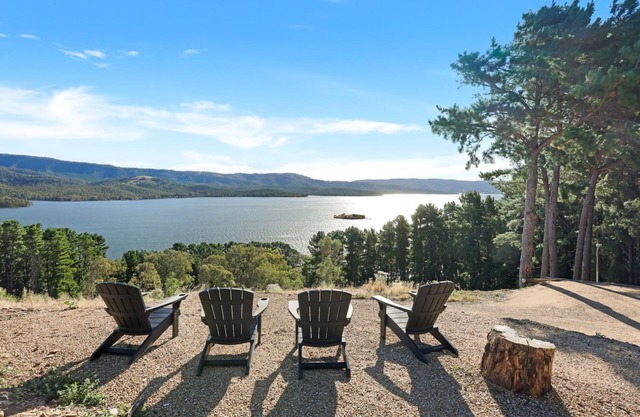 Lake Eildon Retreat - Breathtaking Views - Sleeps 12