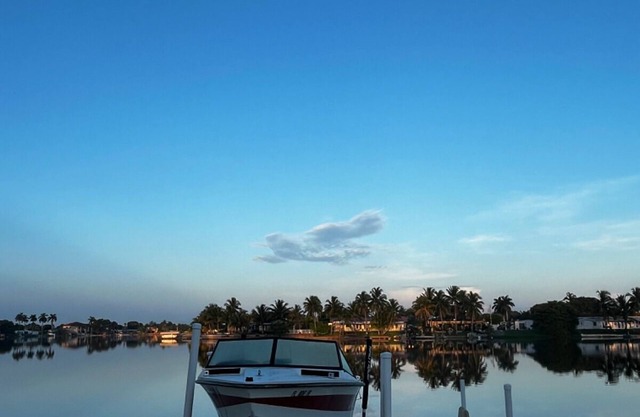 Lake front 3 bed house with sunset views and hot tub, ski in your own back yard