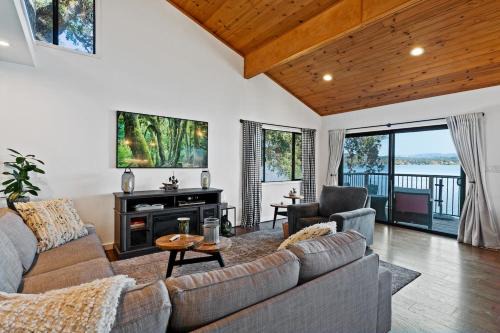 Lake front 4 bed rooms