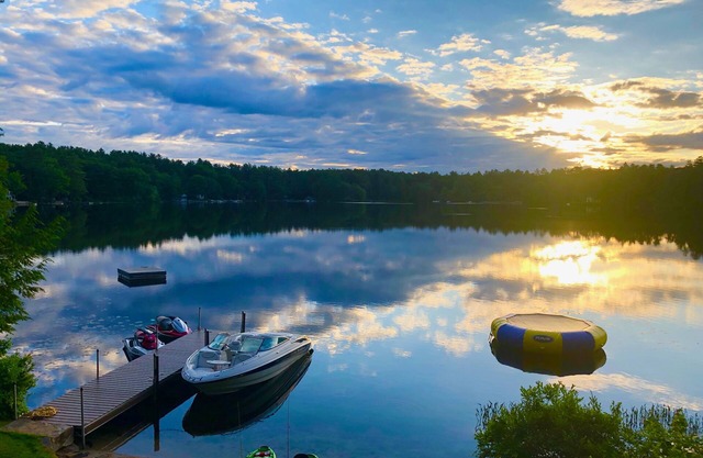 Lake Front 4 Bedroom Private Family Retreat on Winni!