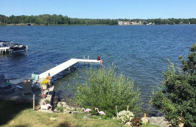 Lake front bachelor nClose to all amenities casino Rama nSki hills
