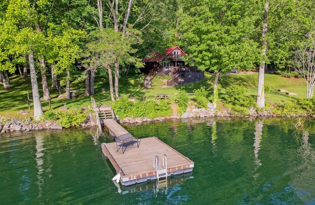 Lake Front Cabin with Private Dock, Hot tub and Fire Pit
