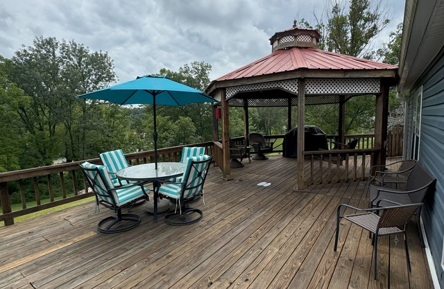 Lake Front charming 3-bedroom house, at Rough River Lake.