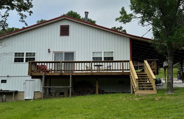 Lake Front charming 2-bedroom house, at Rough River Lake.