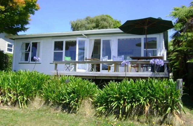 Lake front cottage Omori