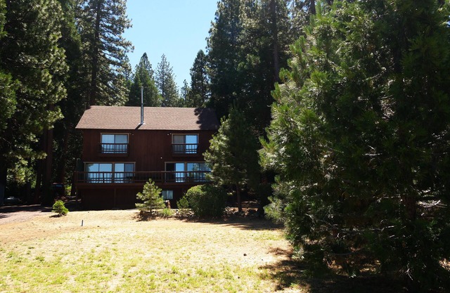 Lake-Front East Shore Lodge - Private Beach, Beautiful Views, Expansive Decks