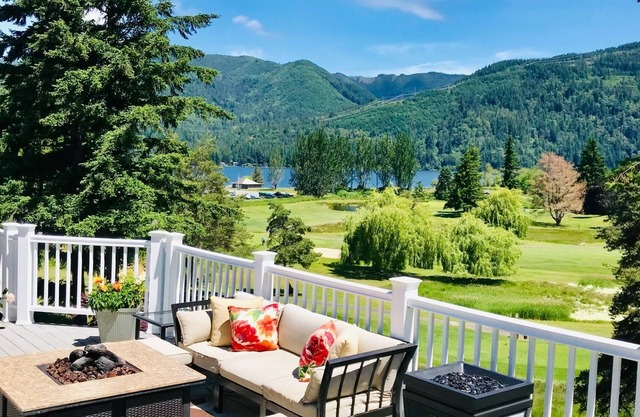 Lake front holiday! On beautiful Lake Whatcom! The BEST view inside the valley.