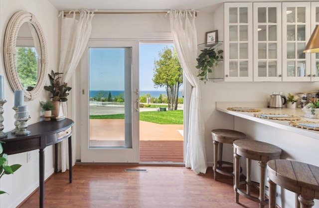 Lake Front home 5Min to DTPetoskey W/D Fireplace King