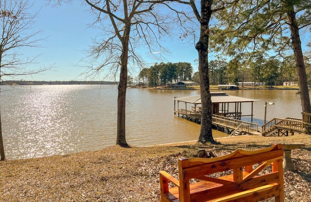Lake front home with spectacular sunsets! 6 miles from Toledo Tackle!