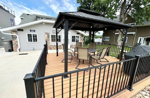 Lake Front House, walking distance to Arnold's Park, shops and restaurants.