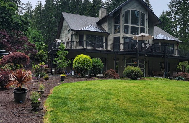 Lake front LAWN FLOOR of bi-level home.n bottom floor only. private entrance.