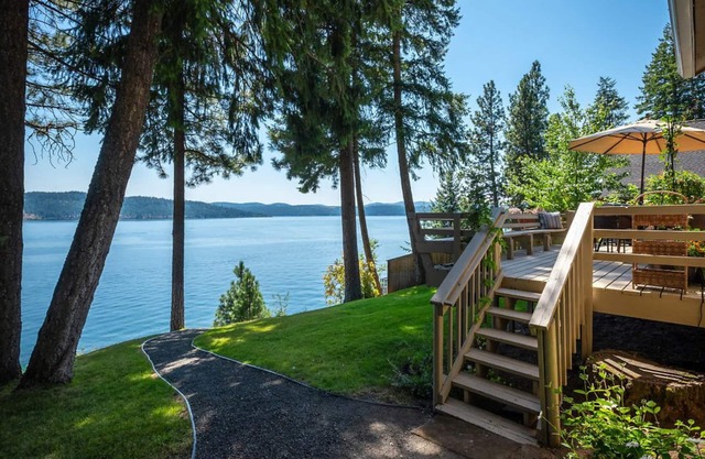 Lake Front New Remodel w/ Hot Tub- Coeur d'Alene