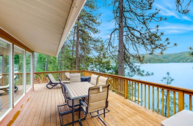 Lake Front Paradise with private dock and Private Beach