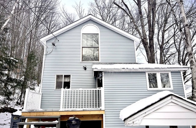 Lake Front Property nestled in the woods, Short ride to Stowe and attractions.