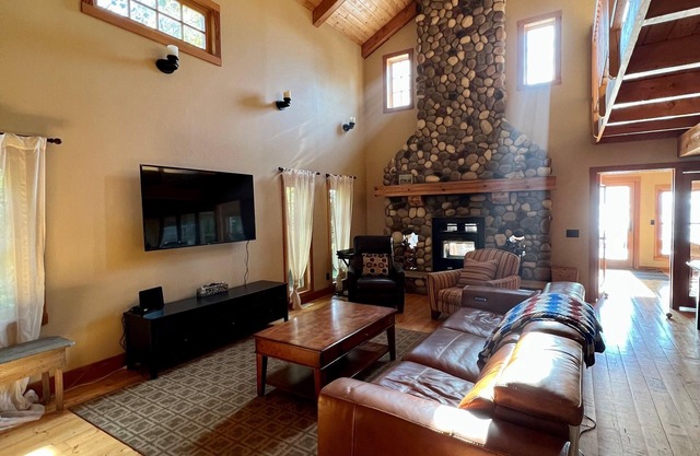 Lake Front, Timber Frame with Hot Tub