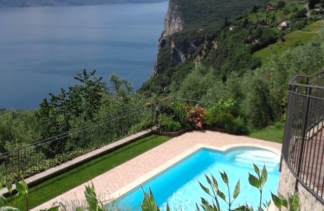 Lake Garda villa with exclusive swimming pool