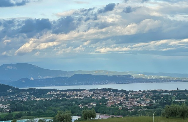 Lake Garda view apartment, swimming pool, parking space "La Finestra sul Garda"