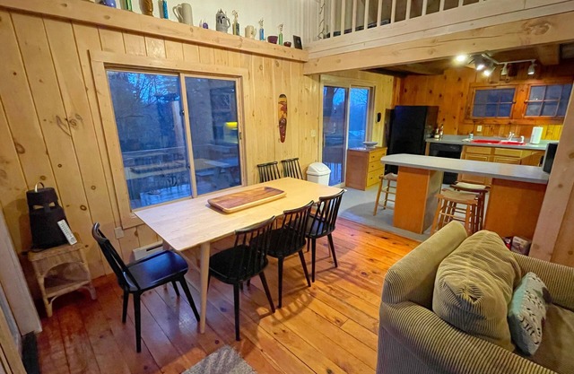 Lake George views with beach & dock space. Near Gore, NY's largest ski resort.