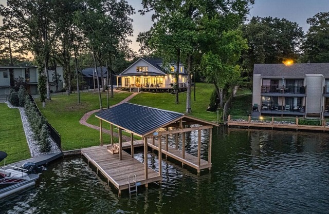 Lake Hamilton Waterfront Modern Farmhouse w/HotTub