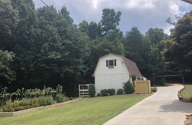 Lake Hartwell Barn house on acreage with private swim dock. Dog friendly.