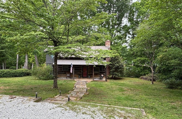 Lake Hartwell Cabin w/covered dock, sunroom, firepit, deck, sleep 12