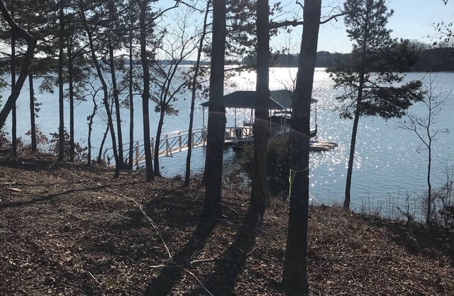 Lake Hartwell water front with private dock, sleeps 15