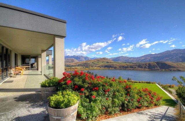Lake Hayes Residence - Premium location | Prestigious Lake Hayes Hollywood style Living