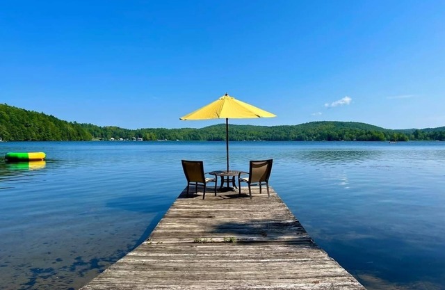 Lake Hortonia 3 bedroom cottage and boat house 2 min walk to Lake.