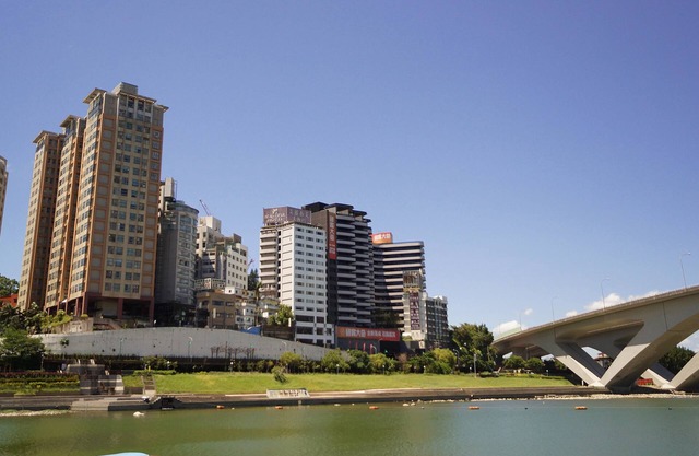 Lake Hotel