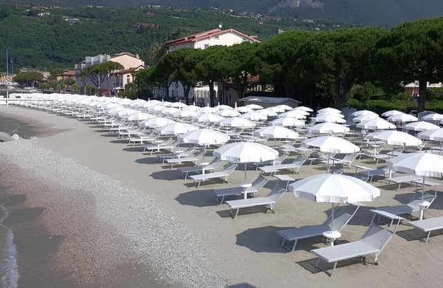 "Lake House" Charming Villa just 50 meters from the lake and sandy beach