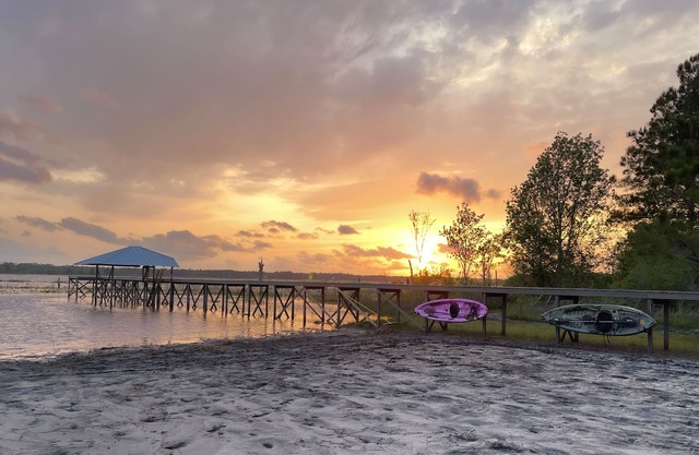 Lake House - Gorgeous Lake Views, Kayaks, Game Room, Fire Pit, Family Friendly