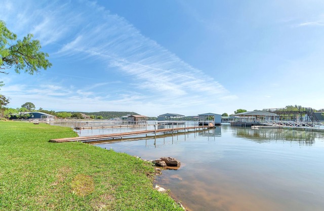 Lake house in a quiet cove, short boat ride to Hells Gate!