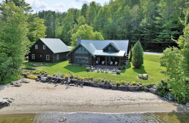 Lake House - Modern Log Cabin. Private location on the lake for 8 Guests!