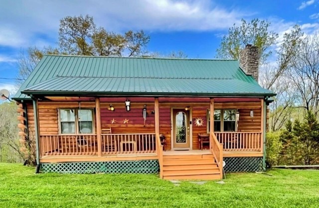 Lake house on 5 acres. Pet Friendly! Close to State Parks, Caverns, and Marinas.