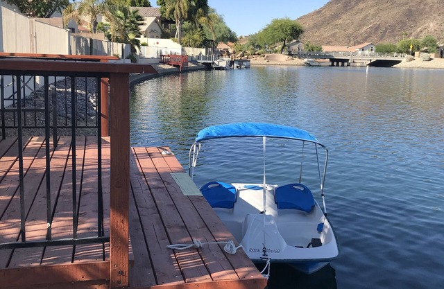 Lake House! Paddleboat, kayaks, fire pit, bikes, fish! fountain&mountain views!