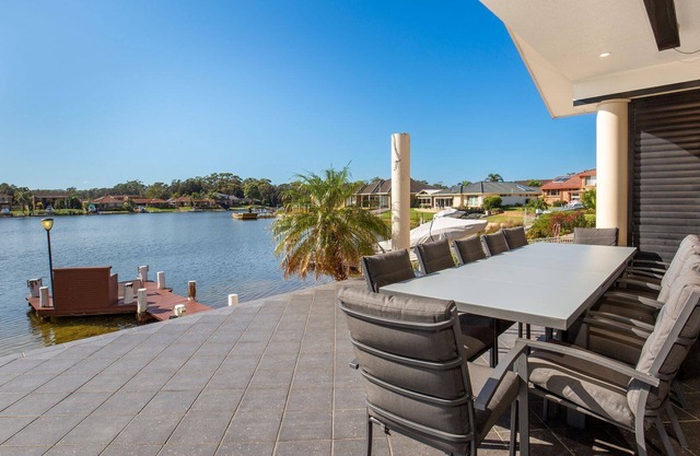 Lake House - Pet Friendly - Absolute Waterfront