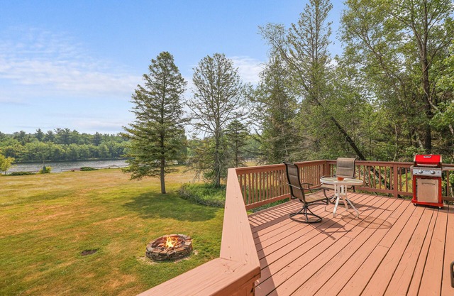 Lake House Retreat in the Heart of the Poconos. Hot Tub, Pool Table, Fire Pit