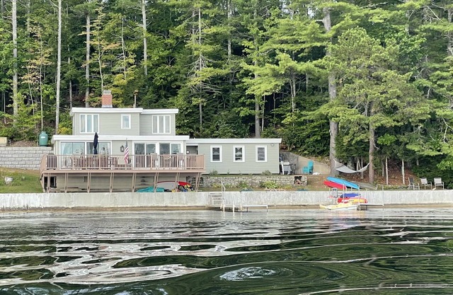 Lake house w/deck overlooking Mousam Lake
