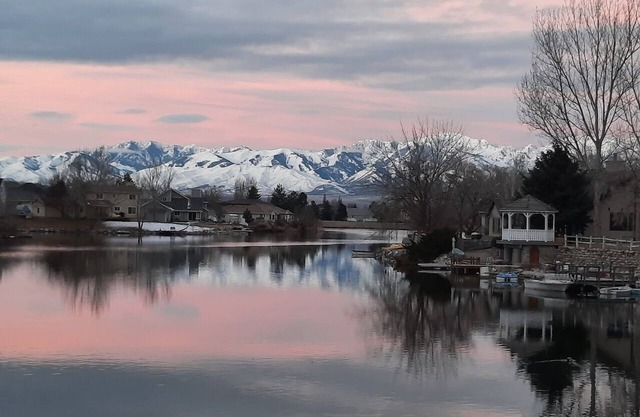 Lake House w/Pool, 4-bedrooms in Stansbury Park within 25 minutes of airport